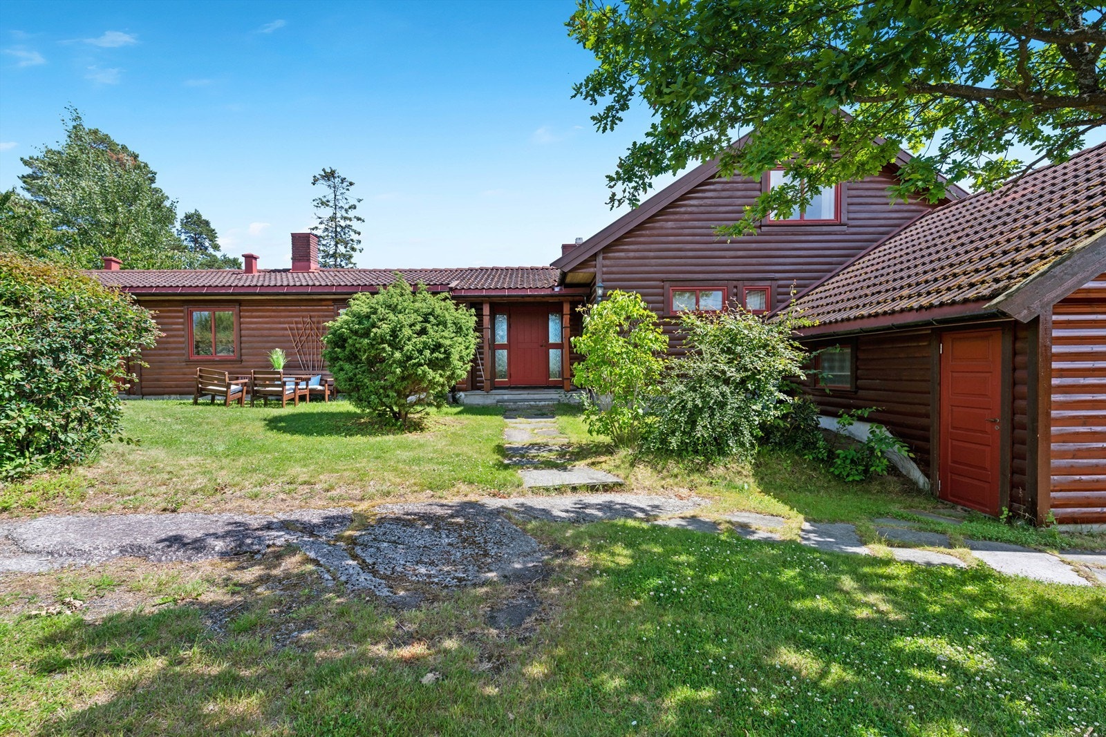 Denne siden av boligen ligger usjenert til og har siste kveldssolen. Galleribilde