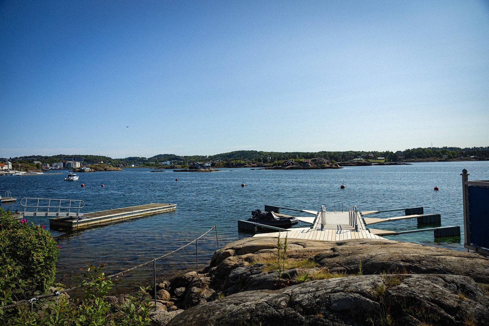 To båtplasser på denne bryggen, samt badetrapp i enden av bryggen for en dukkert i sjøen. Galleribilde