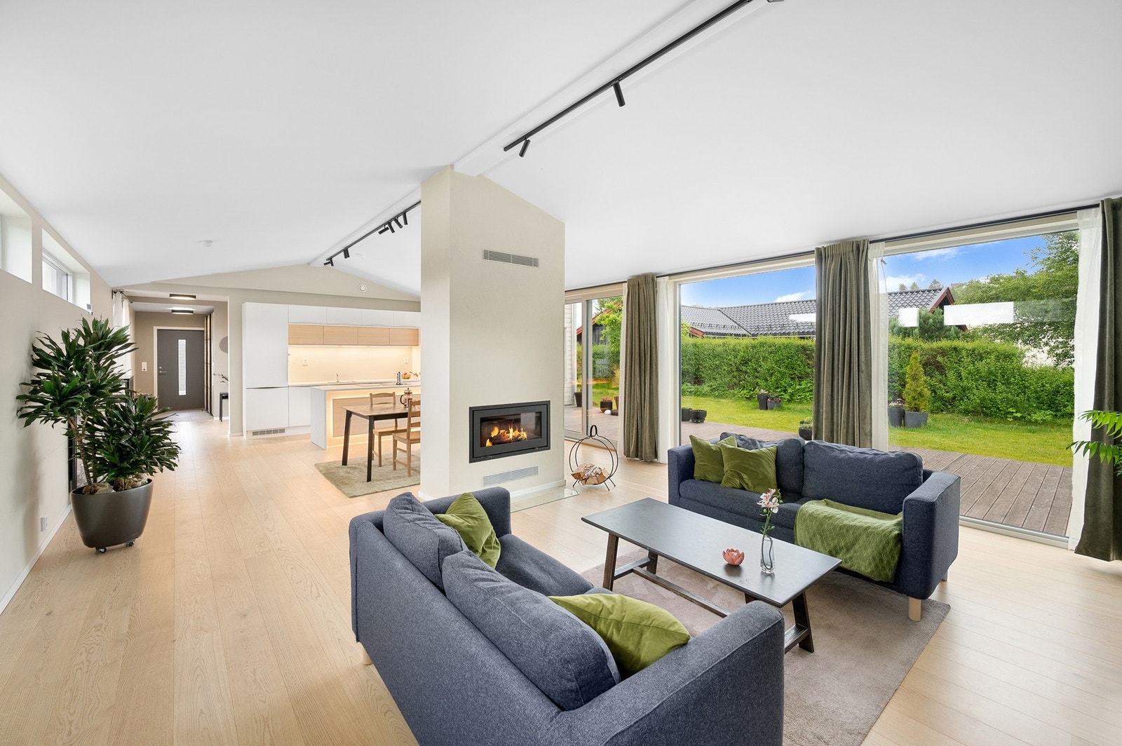 Behagelig og lys parkett på samtlige rom unntatt våtrom. Galleribilde