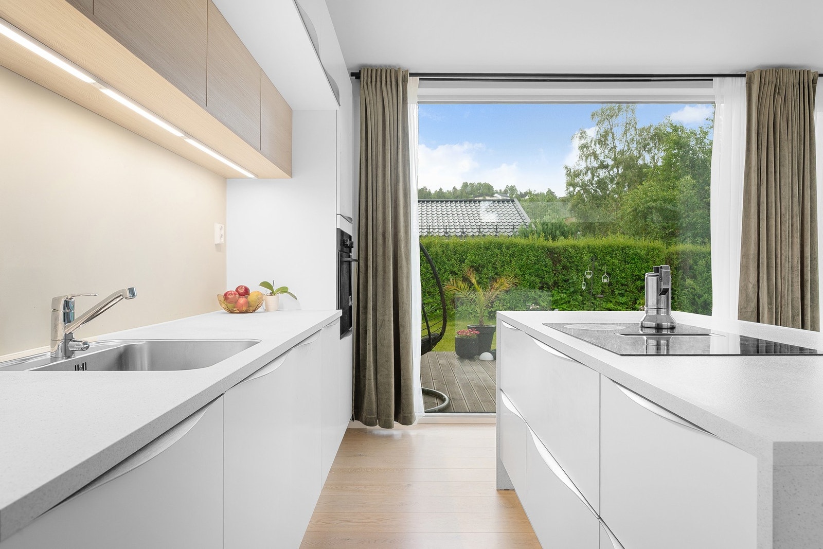 Nydelig kjøkken med praktisk kjøkkenøy. Galleribilde