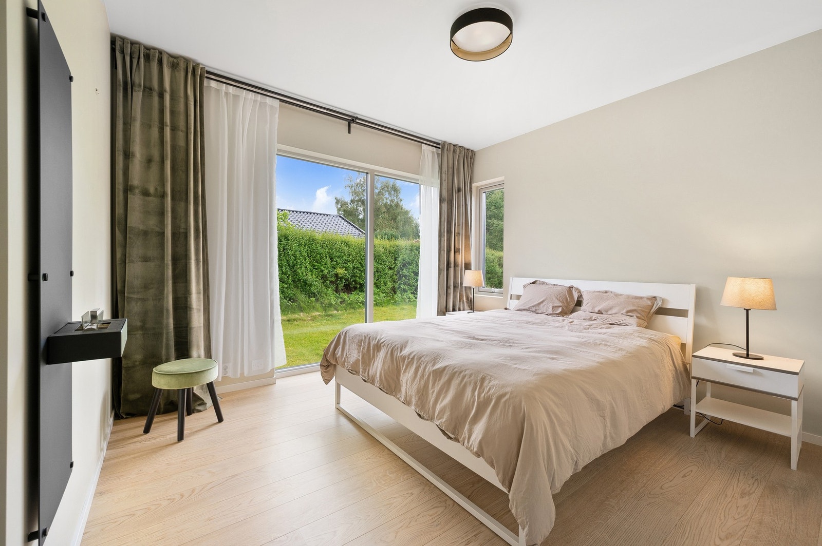 Stort soverom på 19,2 kvadratmeter. Galleribilde