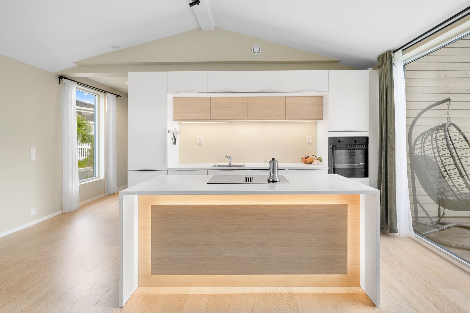 Naturlig skille mellom stue og kjøkken som gir flere soner i boligen. Galleribilde