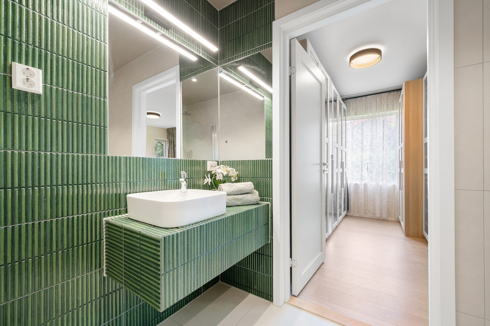 Fra soverommet har man direkte tilgang til baderommet. Galleribilde