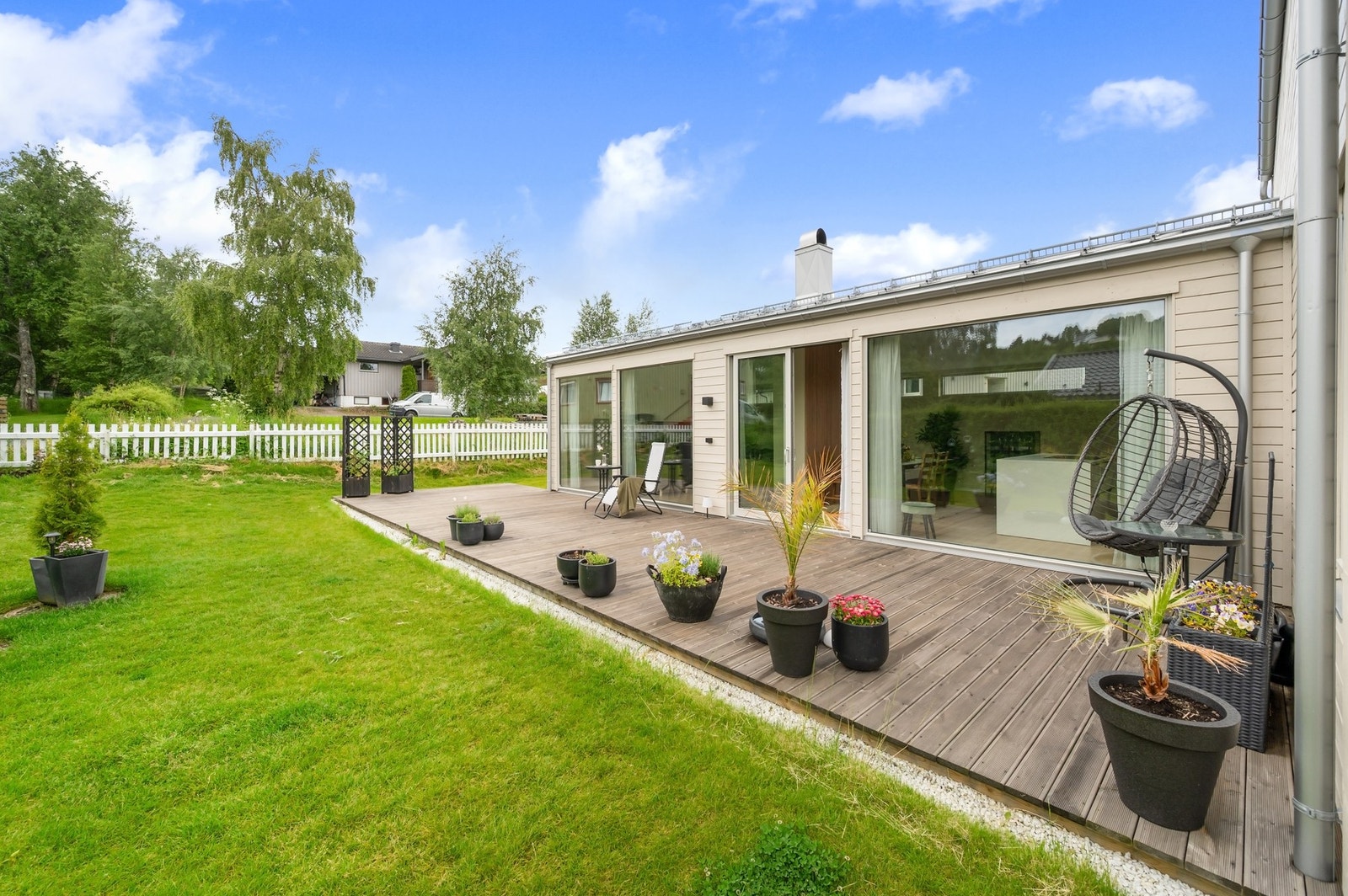 Skjermet og flott hage som er ypperlig å benytte i sommerhalvåret. Galleribilde