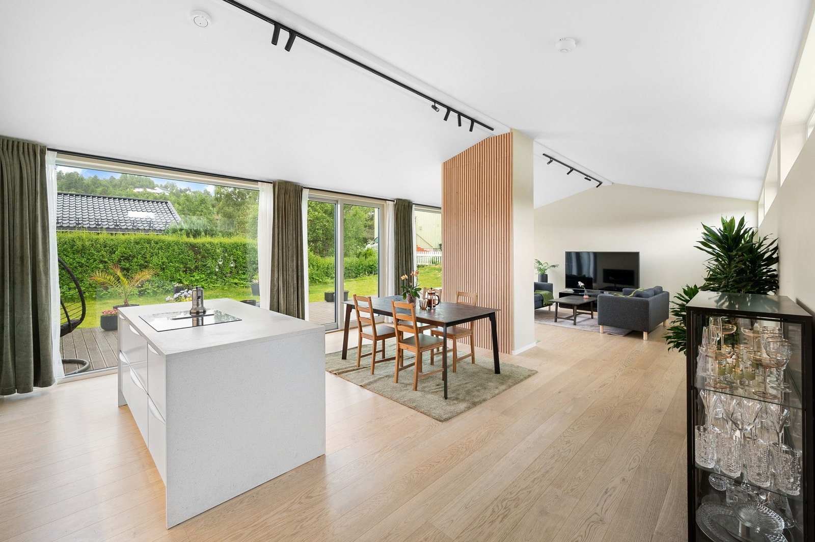 Her får du en fantastisk familiebolig over to plan med store oppholdsrom og fine uteområder. Galleribilde