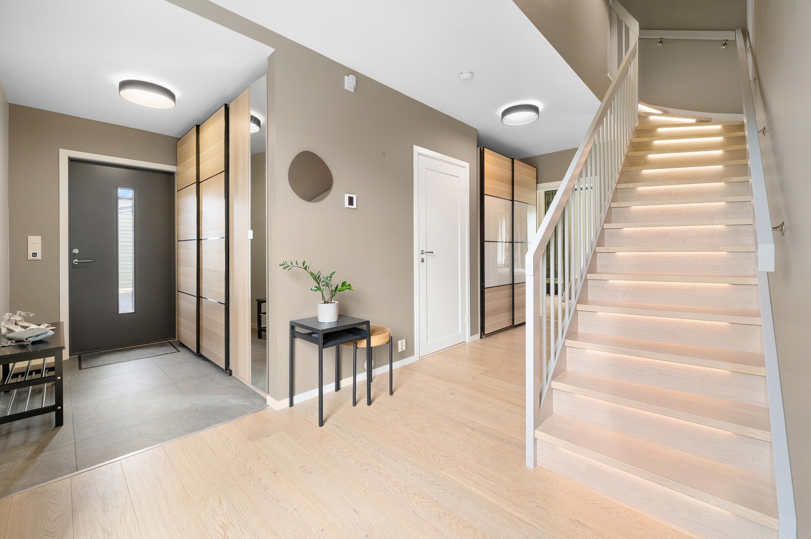 Stor entrè med gode oppbevaringsmuligheter. Galleribilde