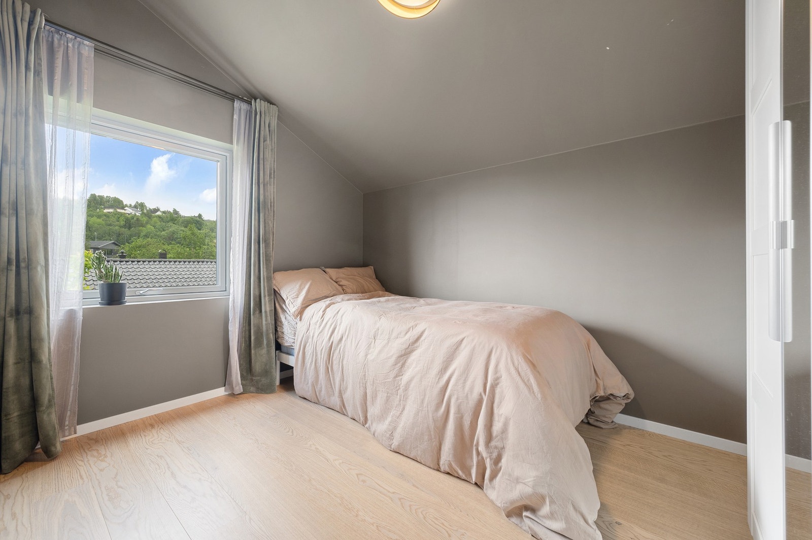 Alle soverommene har plass til seng, kontorpult og garderobe Galleribilde