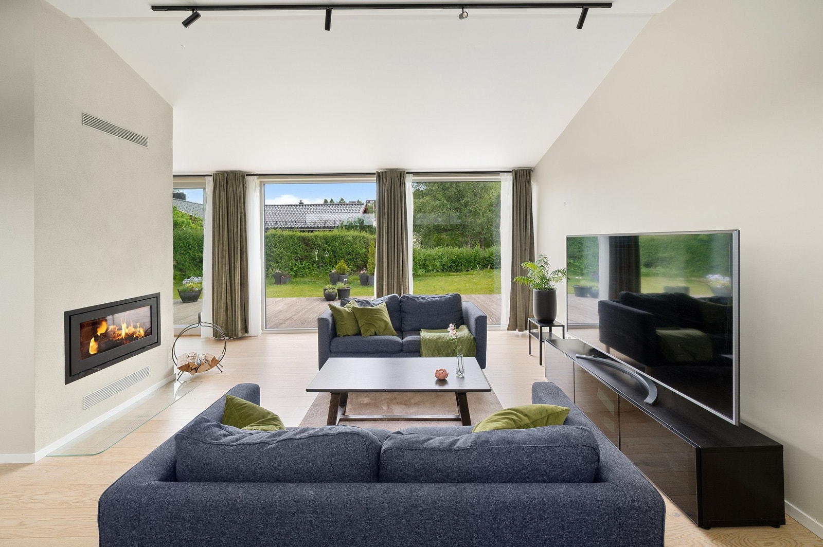 Fra stuen har man direkte utgang til hage og uteplass. Galleribilde