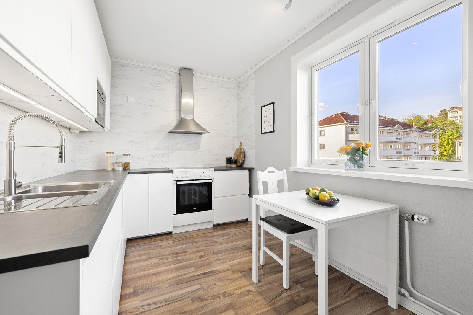 Velkommen til Haakon Tveters vei 64! Presentert av Kimberly Haugen Breen v/ Eiendomsmegler1 Bøler! Leiligheten ligger i blokkens fjerde etasje, er godt vedlikeholdt og har en 9m2 stor, vestvendt balkong med utsyn over store deler av Oslo. Galleribilde