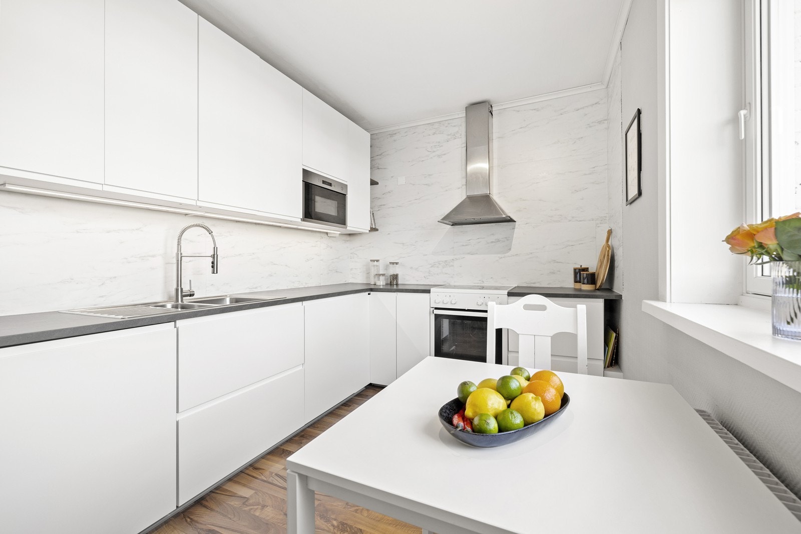 Nytt kjøkken fra 2019, glatte fronter og benkeplaten er av laminat med dobbel kum. Det er frittstående kjøl/fryseskap og komfyr med integrert oppvaskmaskin og microovn. Galleribilde