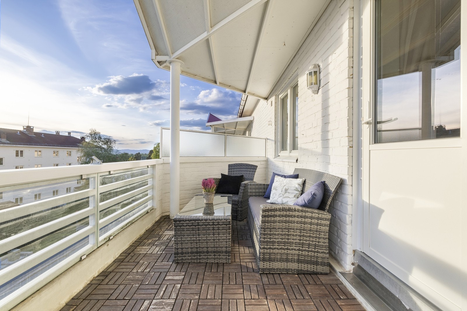 Her bor du sentralt og rolig, nær butikker, skoler, barnehager og med off. kommunikasjon i umiddelbar nærhet. Med Østensjøvannet og Østmarka har man alt en kan drømme om av turmuligheter sommer og vinter. Galleribilde