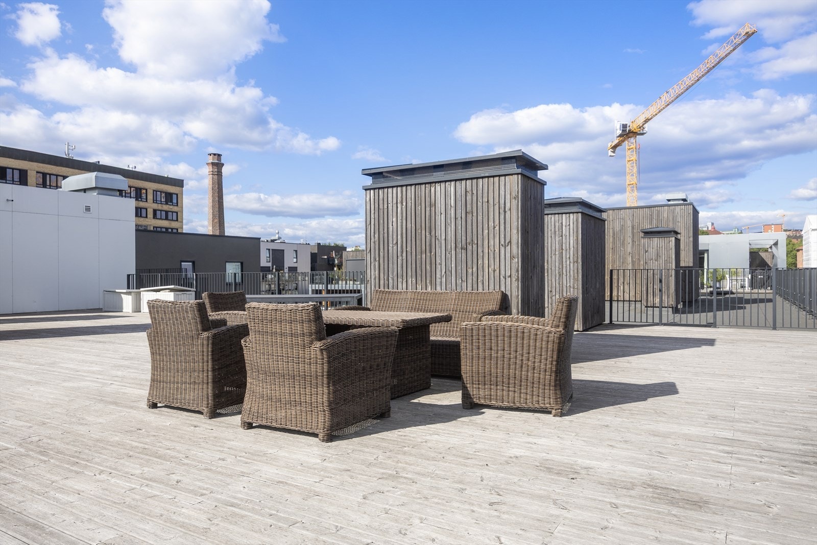 Det er flere sittegrupper på takterrassen - her kan du nyte late dager i solen! Galleribilde