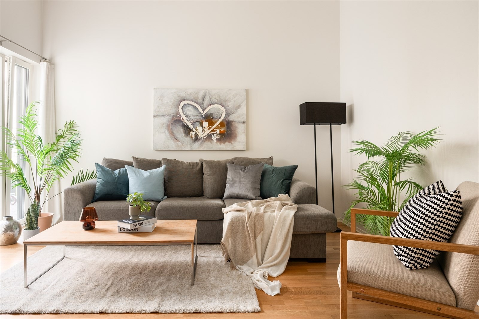 Lys og delikat stue med god plass til sofagruppe, tv-møbler og spisebord Galleribilde