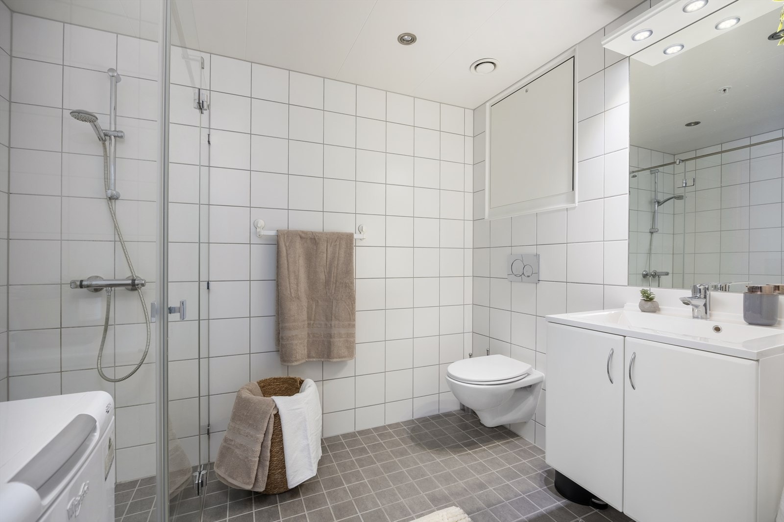 Romslig flislagt bad med opplegg for vaskemaskin Galleribilde