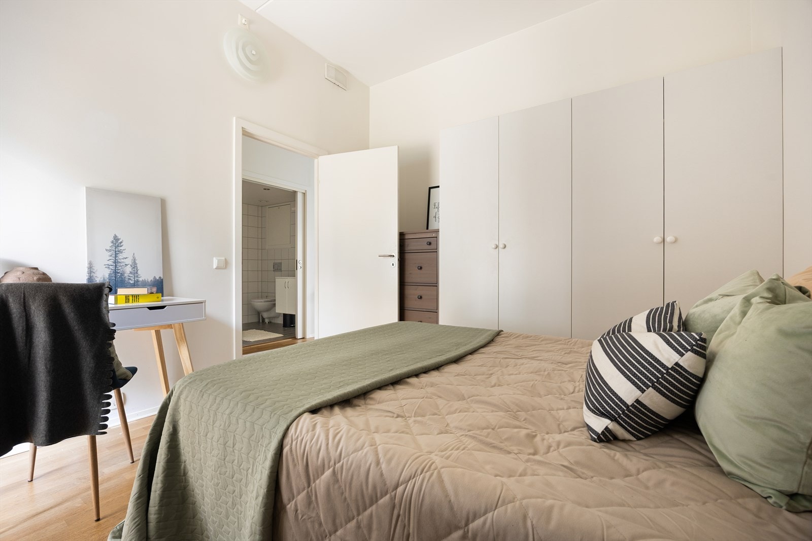 Lunt og behagelig hovedsoverom med god plass til dobbeltseng, nattbord og skrivepult Galleribilde