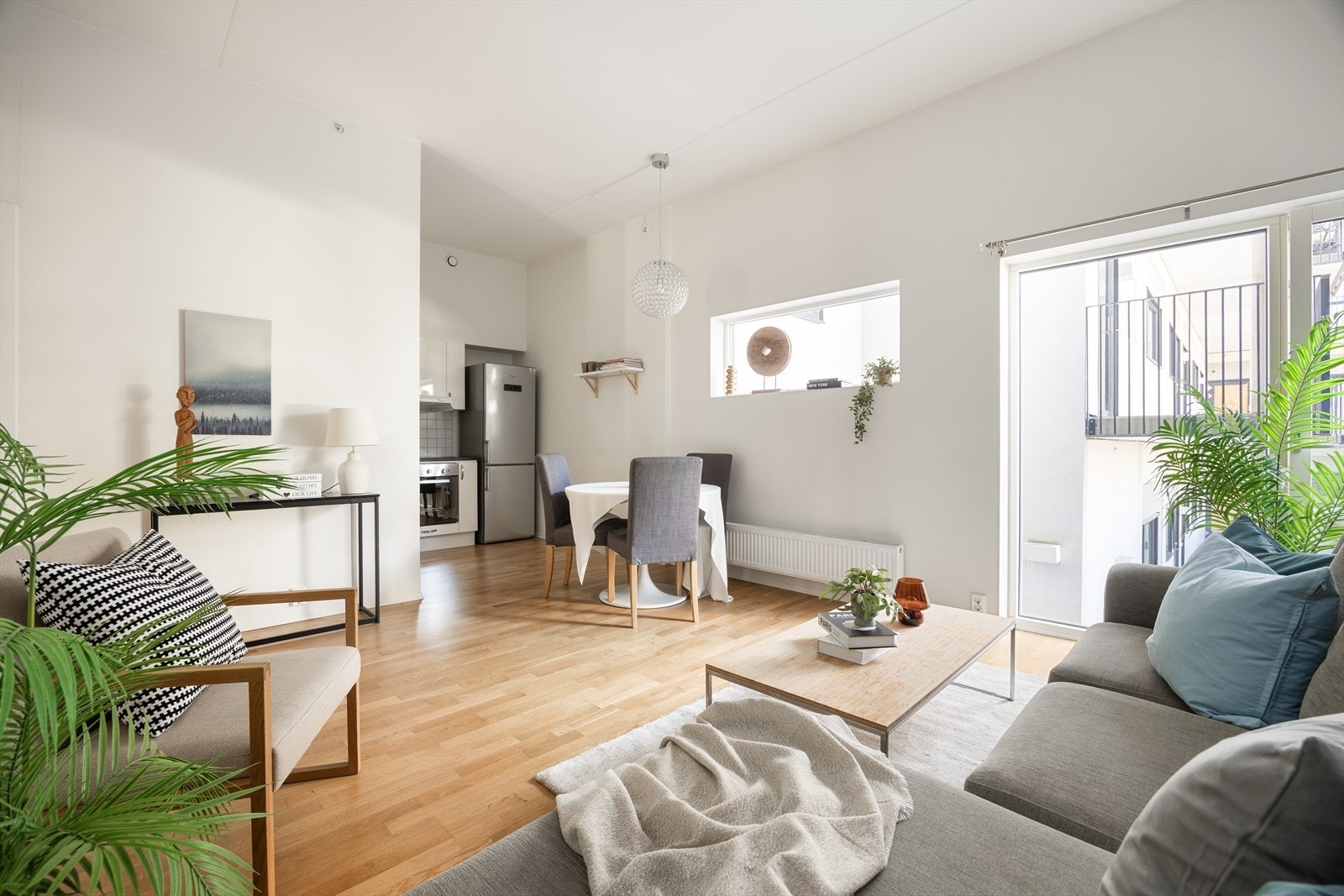 Åpen og sosial kjøkkenløsning mot stuen Galleribilde