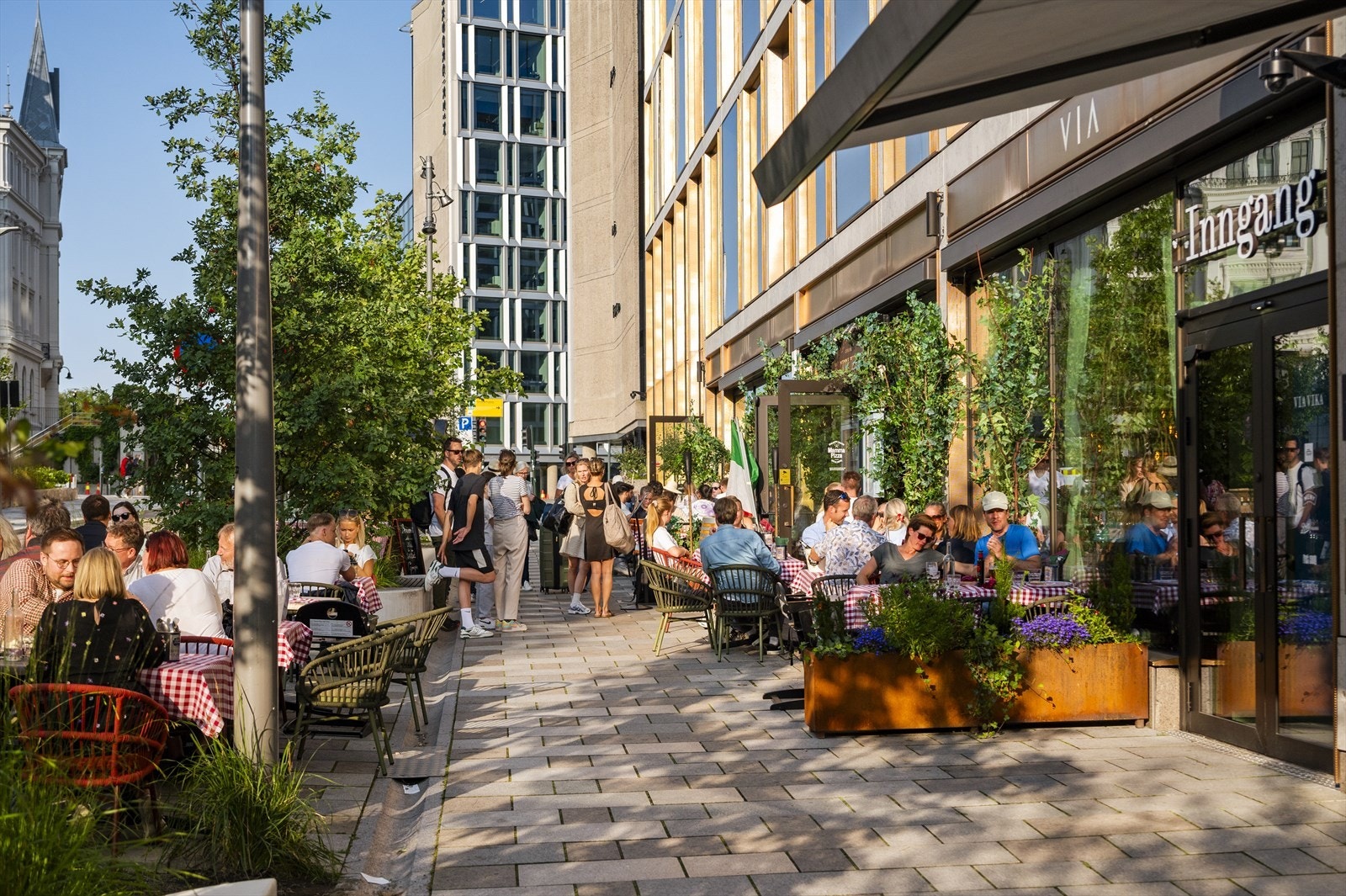 VIA er et nærsenter sentralt i Vika i Oslo. Et bredt utvalg shopping, tjenester og restauranter. Galleribilde