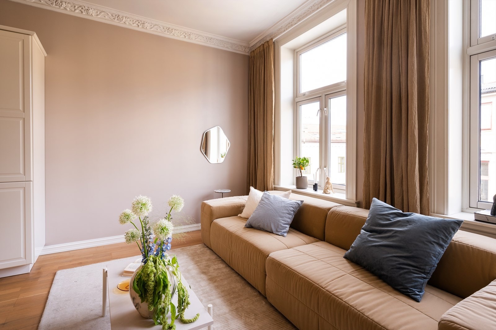 Originale krysspostvinduer som slipper rikelig med dagslys inn, og den generøse takhøyden skaper en luftig og elegant romfølelse. Galleribilde