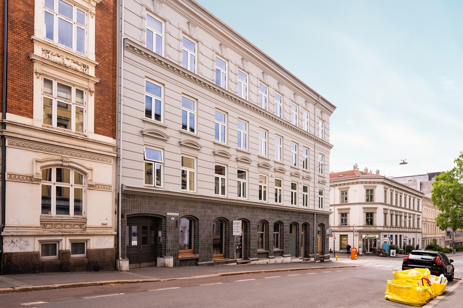 Boligen har en super beliggenhet i Vika, i et område uten gjennomkjøring, midt mellom Aker Brygge og Frogner. Galleribilde