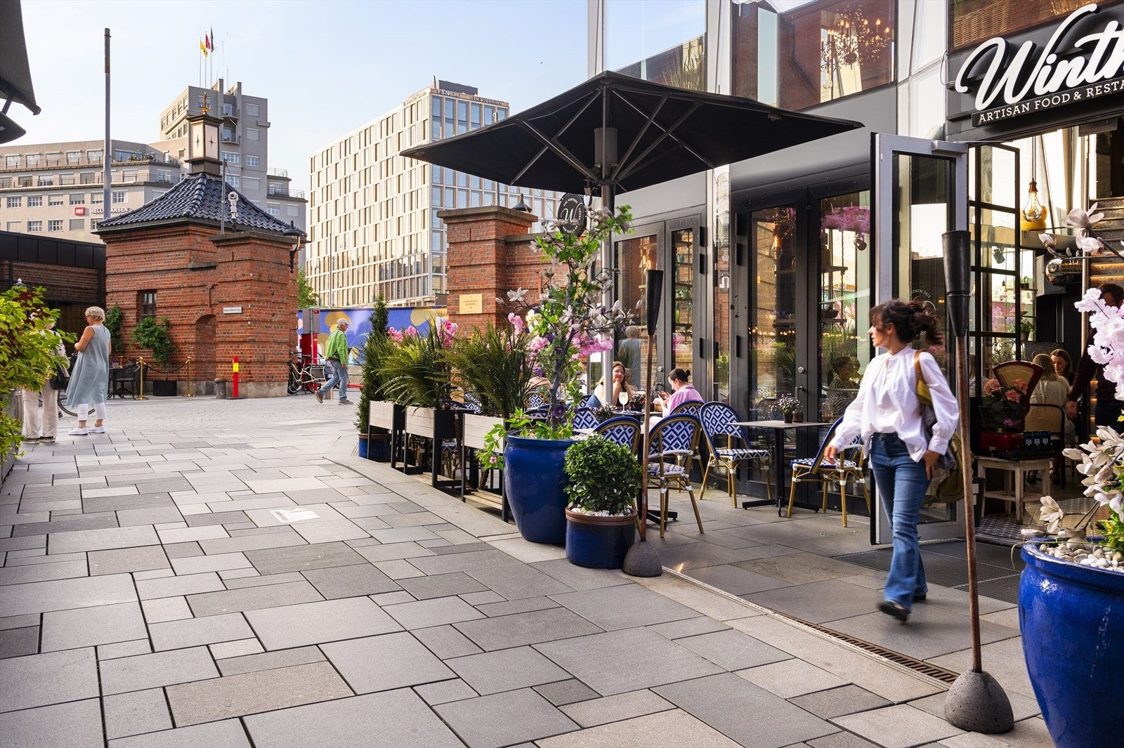 Aker Brygge er kjent for sine mange spisesteder med uteservering. Galleribilde