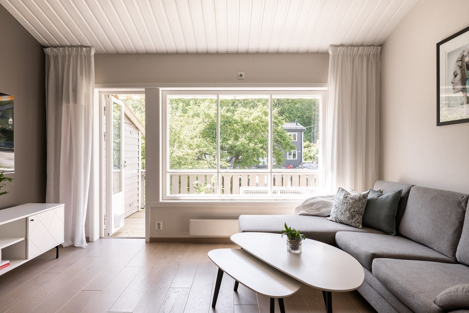 De lyse veggflatene og det malte takpanelet skaper en behagelig og tidløs atmosfære. Galleribilde