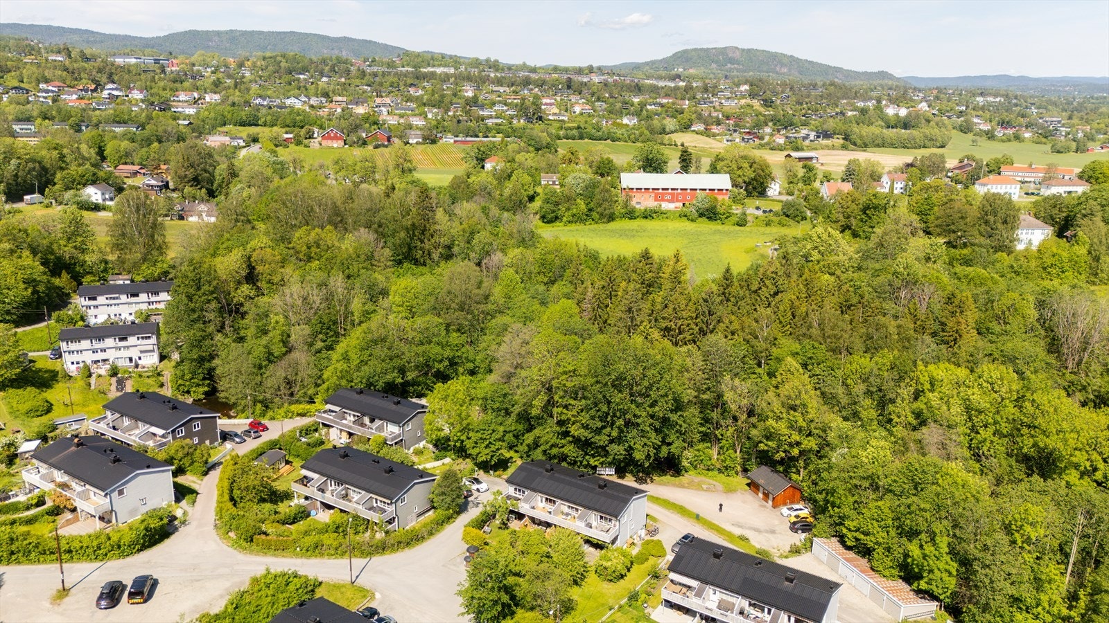 Eiendommen ligger ca. 1 min gange fra bussholdeplass med hyppige avganger og ekspressbuss til Oslo hvert 10. minutt i rushtiden, samt avganger til Asker og Slemmestad. Galleribilde