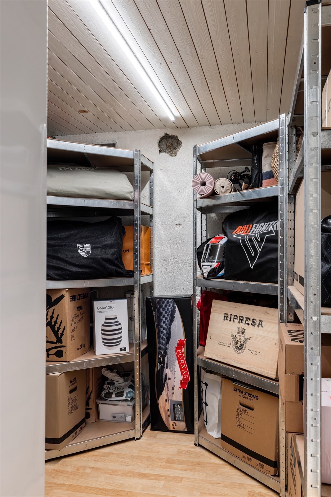 Her er det også et praktisk bodrom med med fryser og hovedstoppekran. Galleribilde
