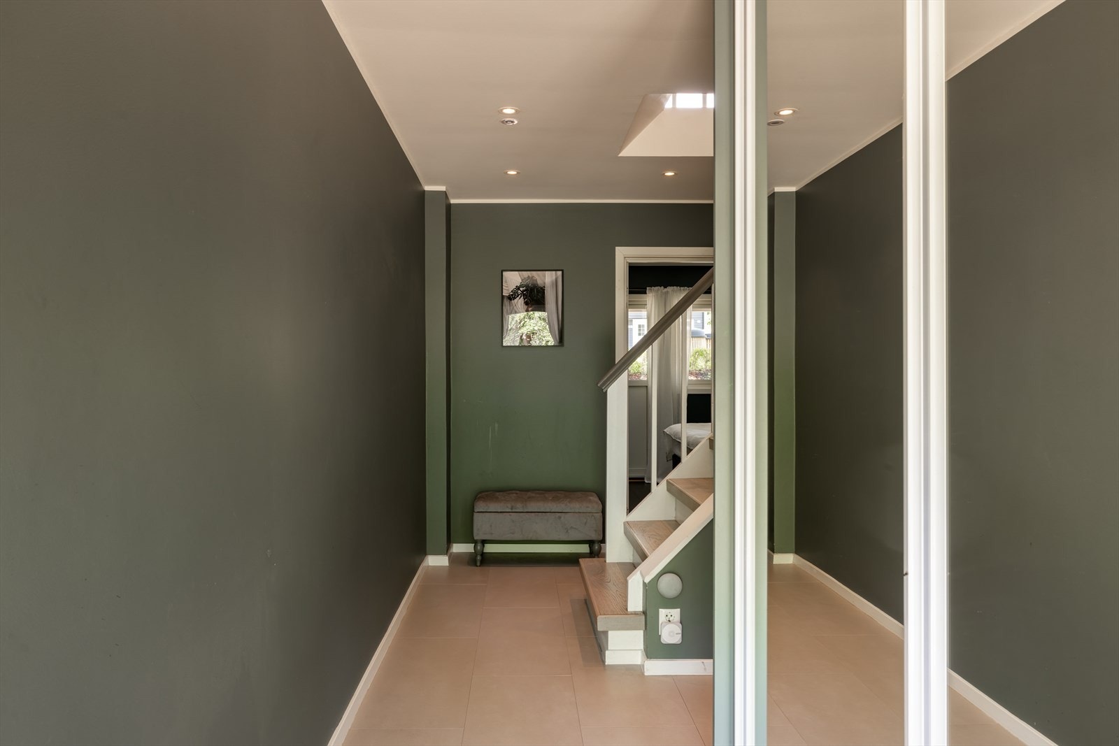 I gangen er det god plass til oppbevaring i skyvedørsgarderobe. Galleribilde