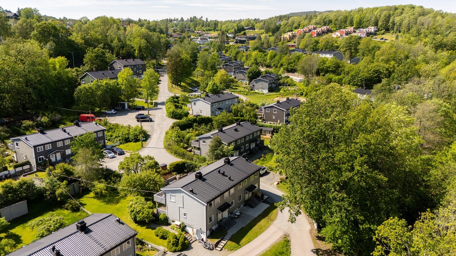 I nærmiljøet finnes flotte naturopplevelser i både skog og fjordlandskap. Kyststien passerer like ved, og binder sammen flere av Askers vakreste bade- og friluftsområder, som Blakstadbukta, Børsholmen, Hvalstrand, Konglungen og Spirabukta. Galleribilde