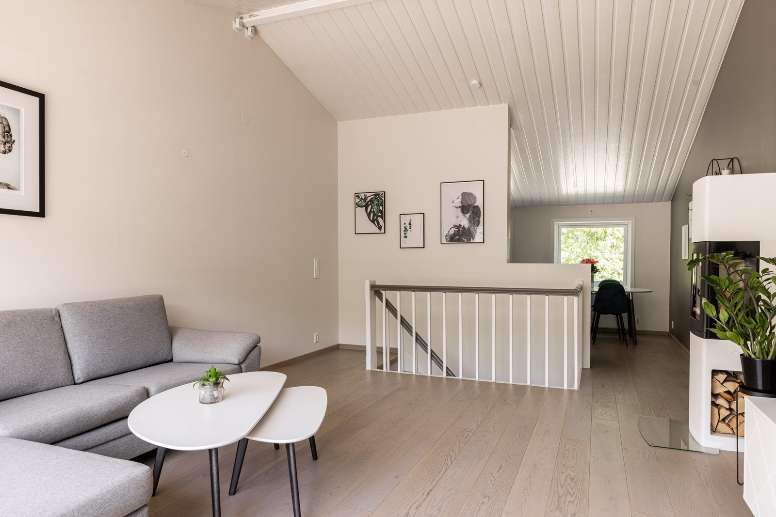 Lys og luftig stue med store vindusflater og god takhøyde, hele 3,31 meter ved mønet, som gir en åpen og romslig følelse. Galleribilde