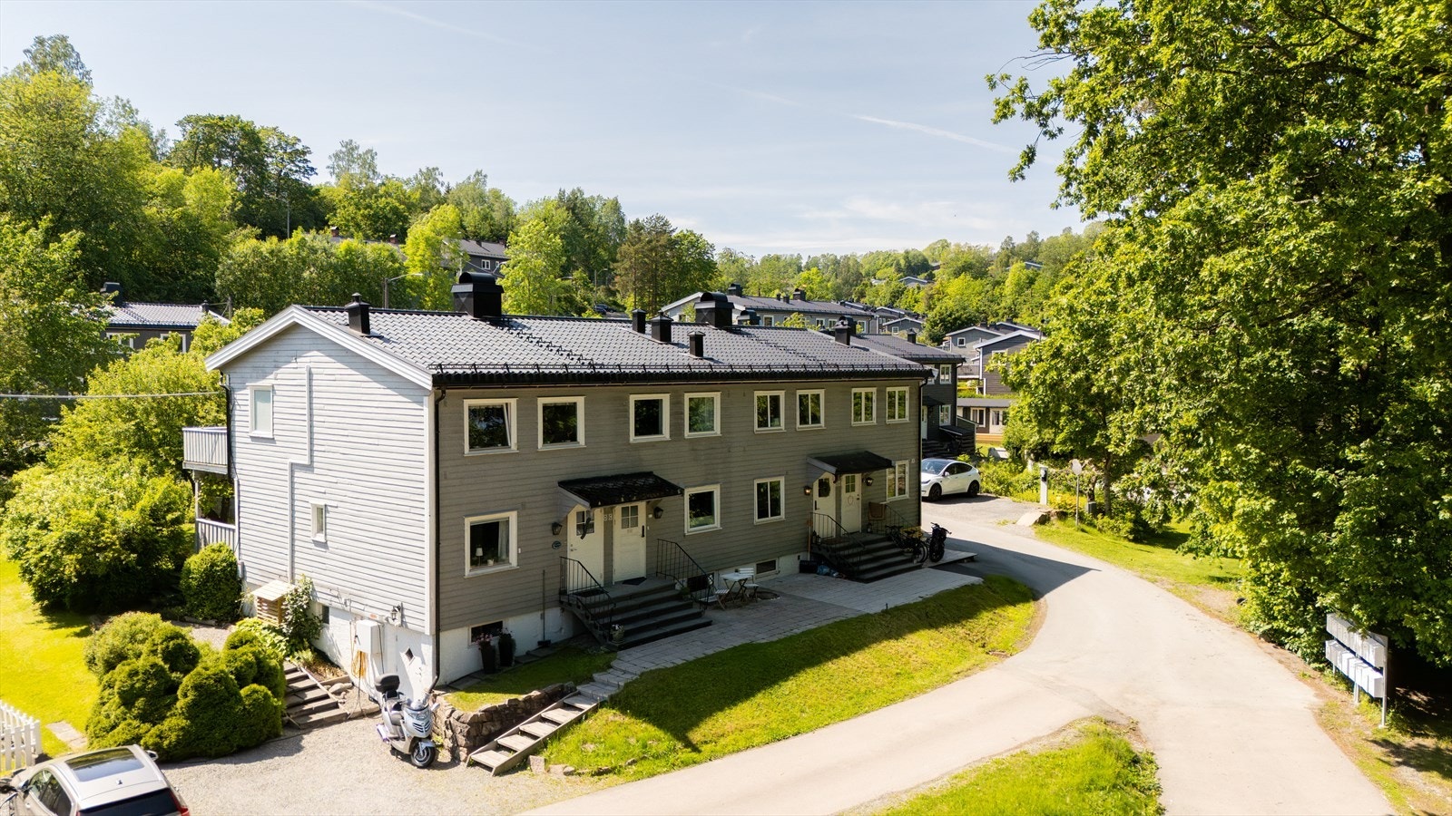 Velholdt rekkehus med moderne fasade og privat inngang, en innbydende bolig i et familievennlig område. Galleribilde