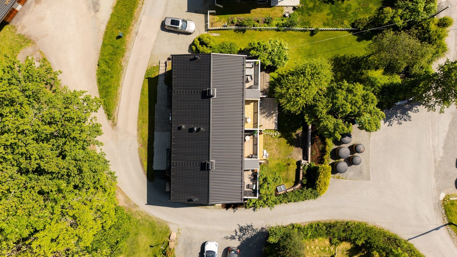 Fra boligen er det 1,4 km til Blakstad barneskole, og 3,2 km til Vollen ungdomsskole. Det finnes flere videregående skoler i nærliggende områder. Galleribilde