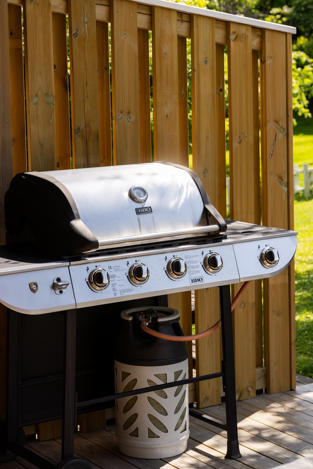 Innbydende grillplass, perfekt for lange sommerkvelder og hyggelige måltider utendørs. Galleribilde