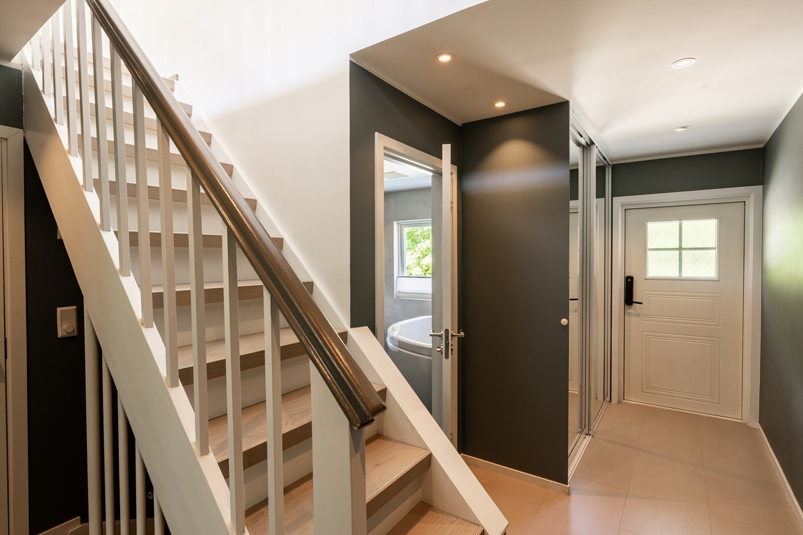 Velkommen inn i en lys og moderne entré med flislagt gulv og gulvvarme. Galleribilde