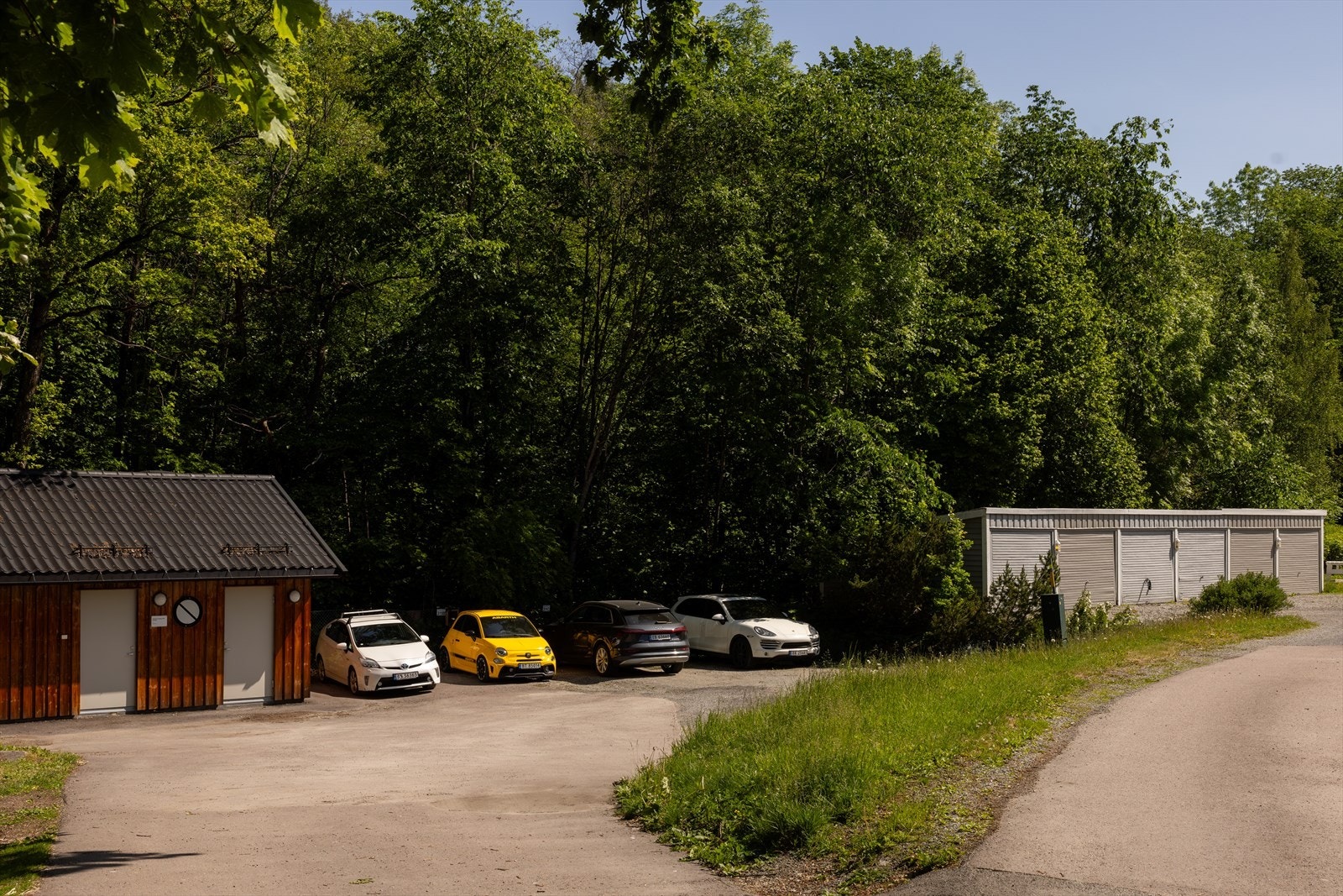 Det er flere felles biloppstillingsplasser i området, i tillegg finnes det flere gjesteparkeringsplasser tilgjengelig. Galleribilde