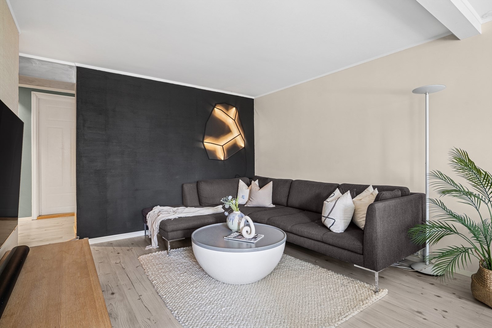 Denne leiligheten byr på en lys og romslig stue, et moderne kjøkken, pent bad, bod med mye lagringsplass og to komfortable soverom. Galleribilde