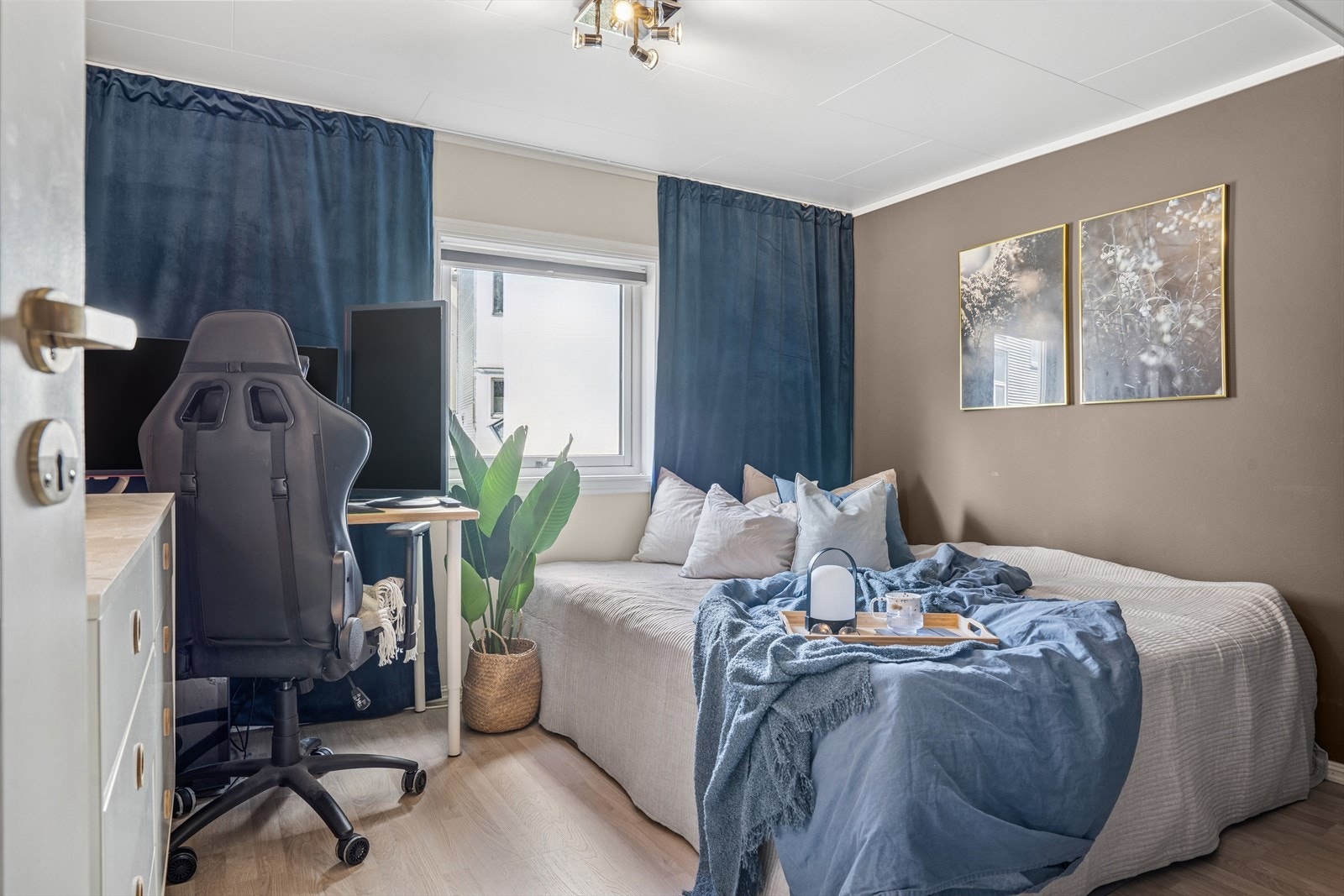 Hovedsoverommet er spesielt romslig med rikelig plass til både stor seng og ekstra møbler. Galleribilde