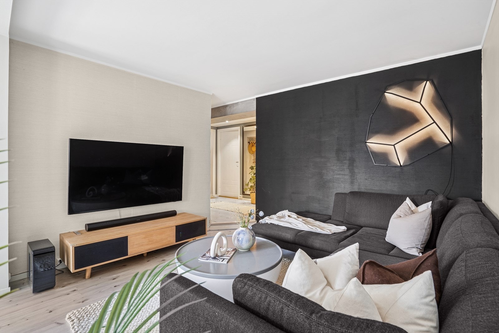 Eiendommen ligger i en urban del av Tromsø, nord i sentrum, med gode kollektivmuligheter like ved. Beliggenheten gir enkel tilgang til et bredt utvalg av servicetilbud, inkludert butikker, kafeer, restauranter og rekreasjonsområder. Galleribilde