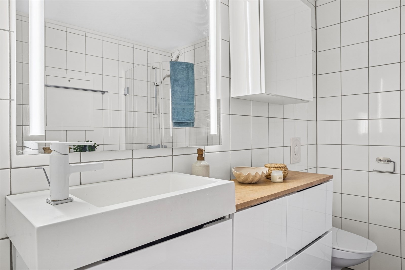 Moderne innredning med smarte oppbevaringløsninger. Galleribilde