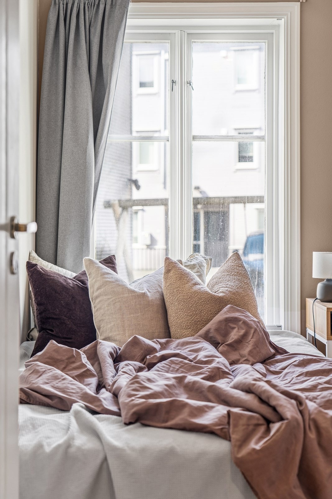 Vindu ut mot bakgård Galleribilde