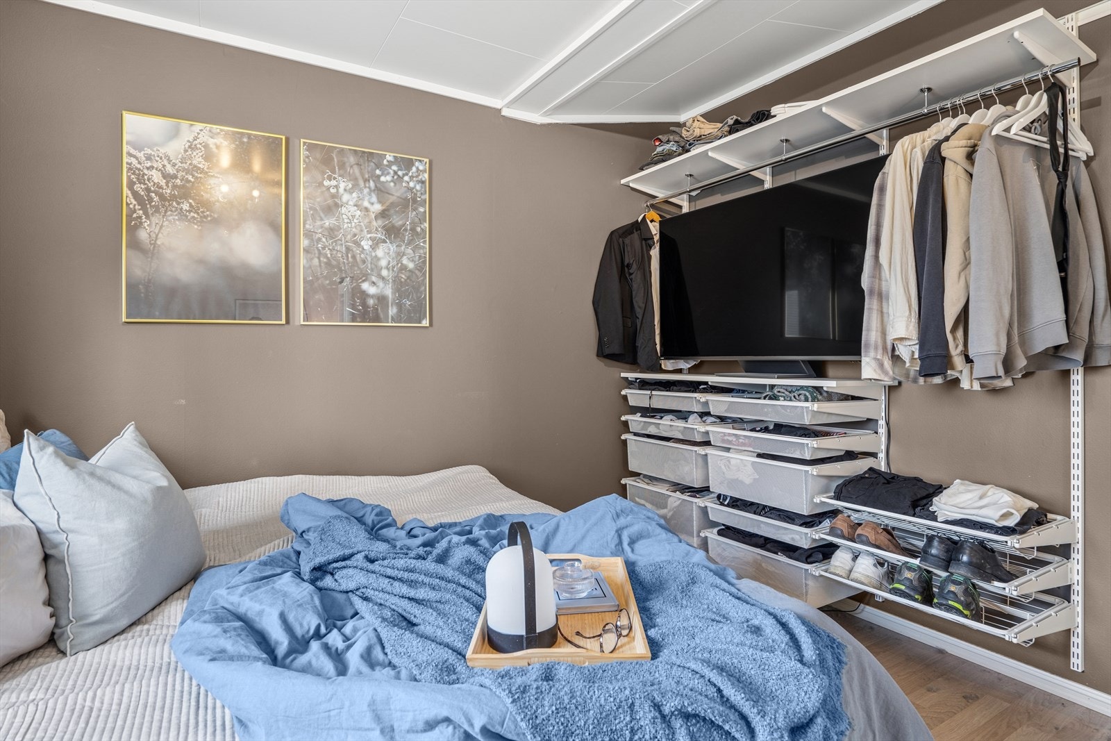 Vegghengt garderobeløsning. Galleribilde