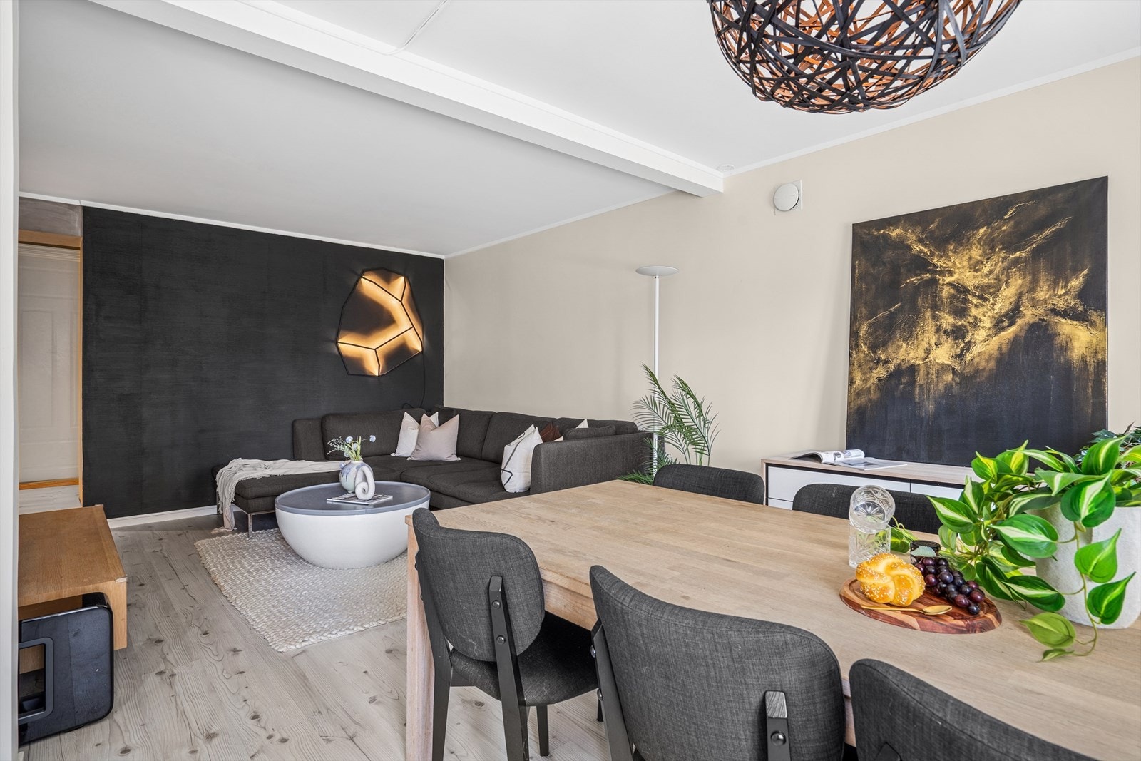 Med rikelig tilførsel av dagslys, byr stuen på en lys og innbydende atmosfære. Galleribilde