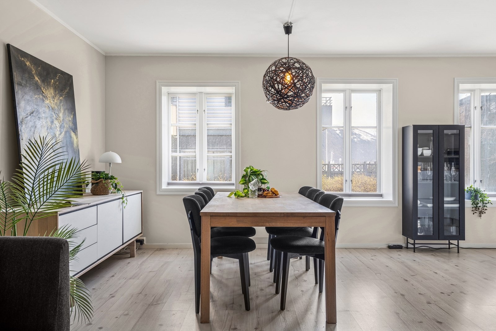 Stuen har god plass til stor spisegruppe og er perfekt for hyggelige måltider med familie og venner. Galleribilde