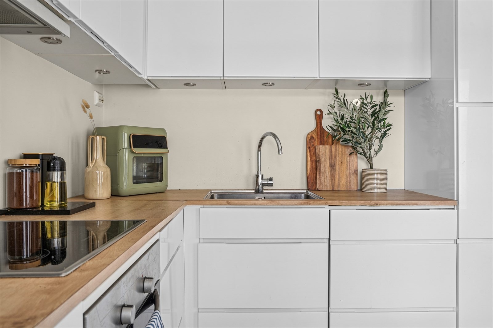 Praktisk kjøkken med smarte oppbevaringløsninger og elegant design. Galleribilde