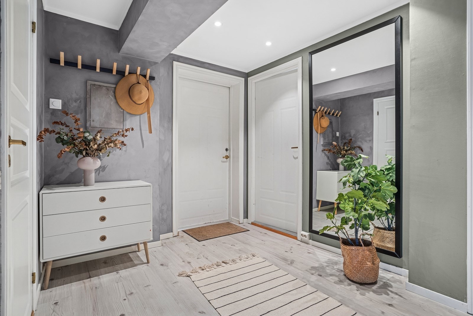 Generøs og romslig entré med en lys og innbydende atmosfære. Galleribilde