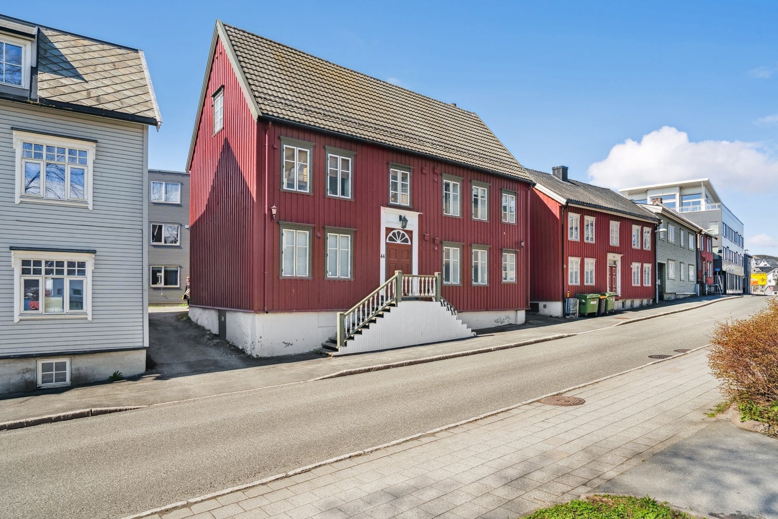 Med nærhet til butikker, restauranter og offentlig transport, er dette det perfekte hjemmet for deg som ønsker å bo sentralt og ha alt du trenger innen rekkevidde. Galleribilde