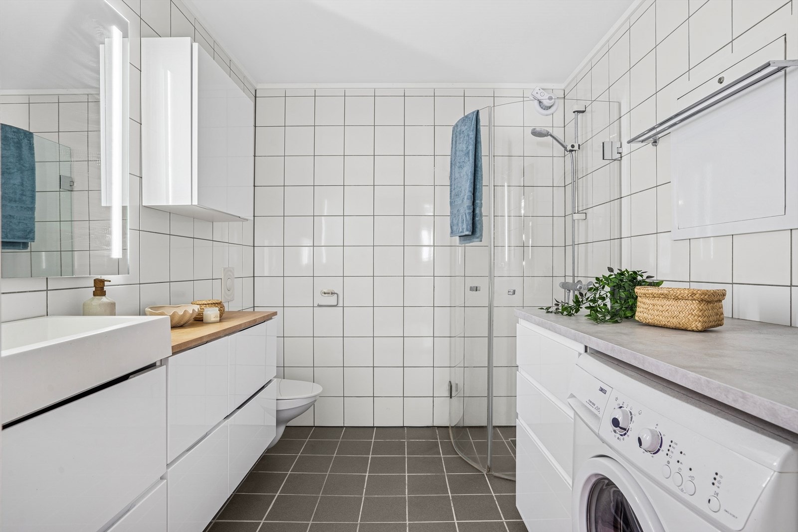 Romslig baderom med elegant design. Galleribilde