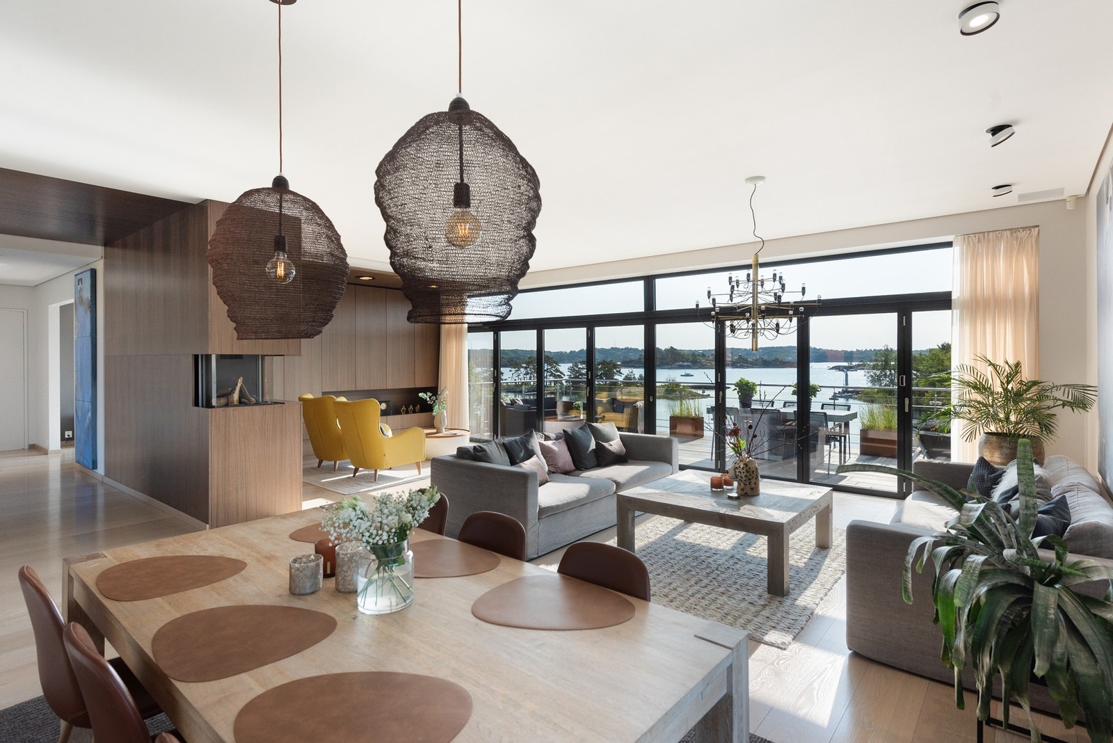 Stor gjennomgående stue med vinduer og uteplasser for hele solgangen Galleribilde