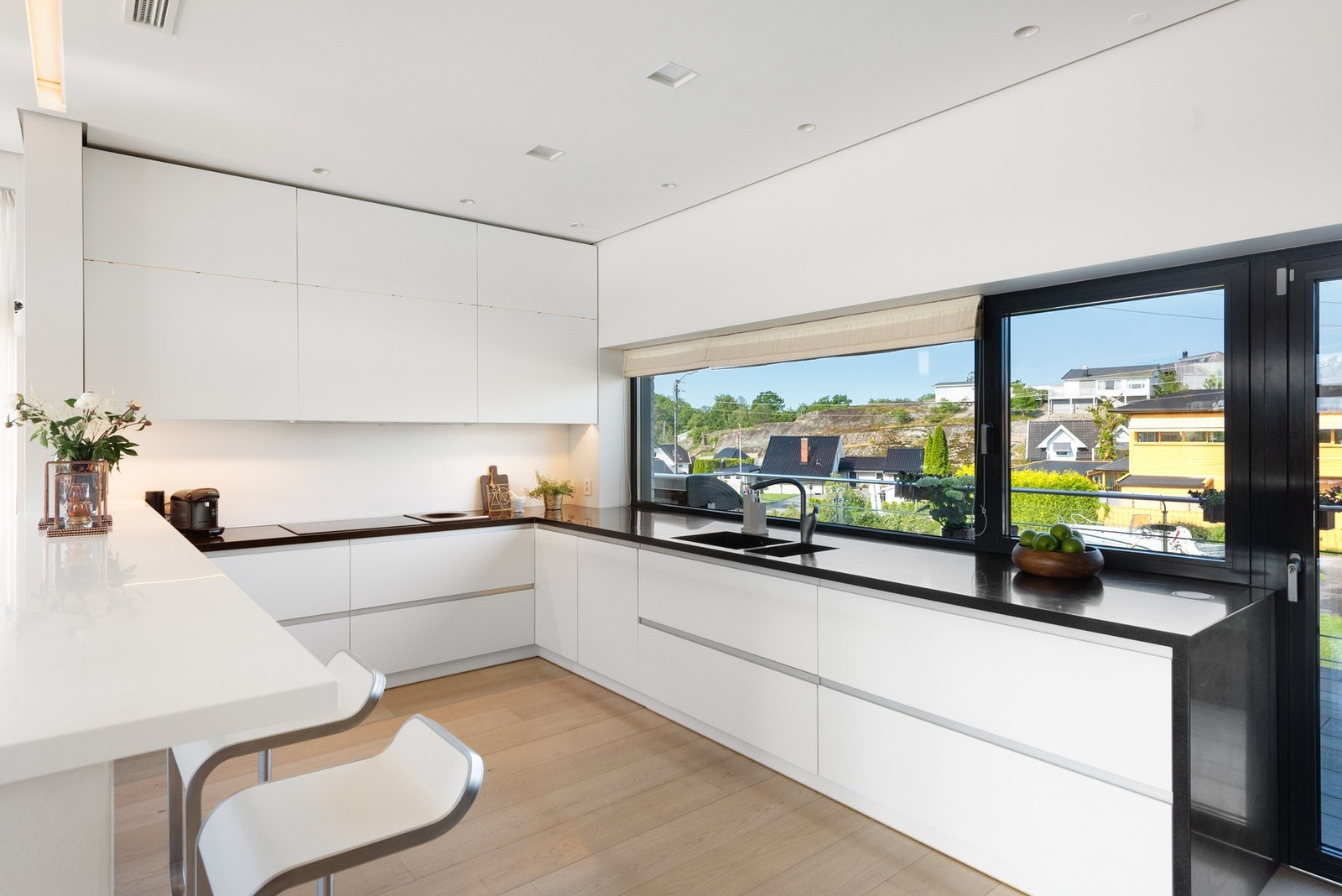 Kjøkken med utgang til vestvendt uteplass Galleribilde