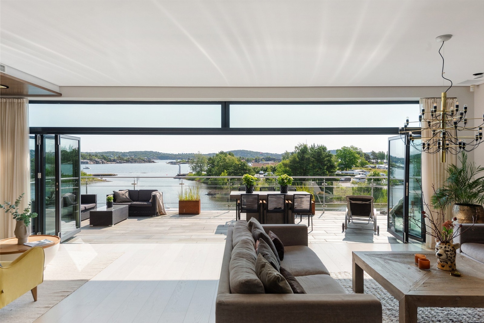 Med foldedører får man åpnet hele stuen opp mot utsikten Galleribilde